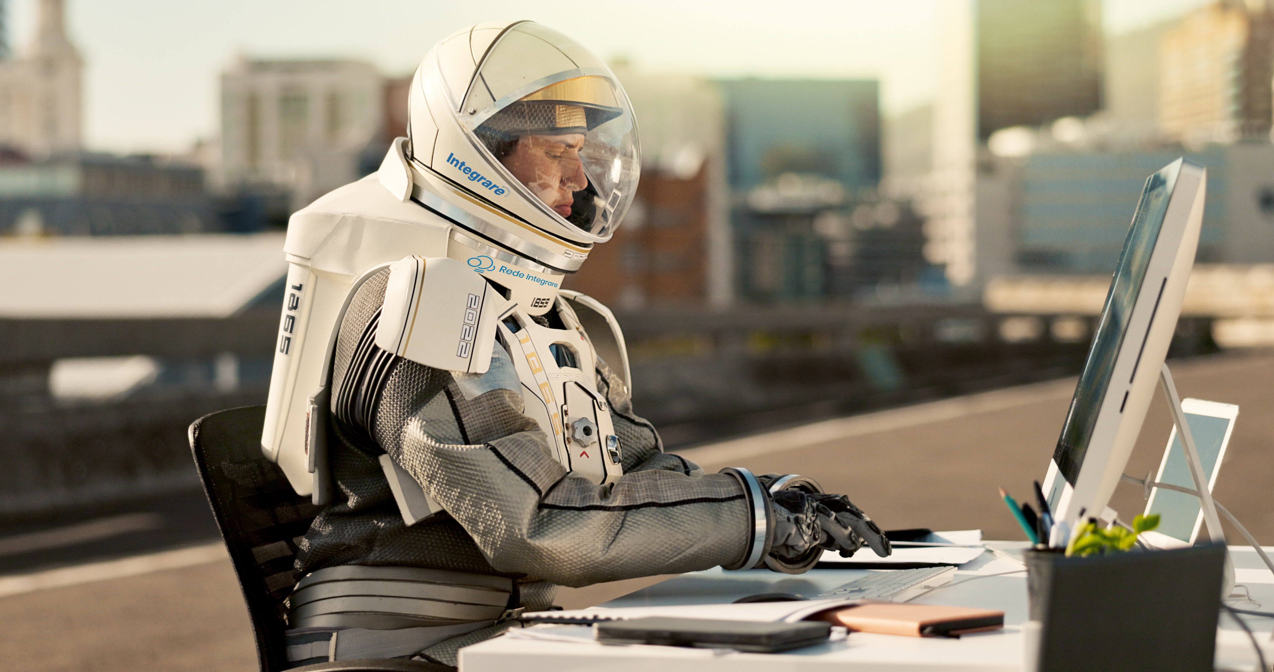 Astronauta trabalhando em marketing digital
